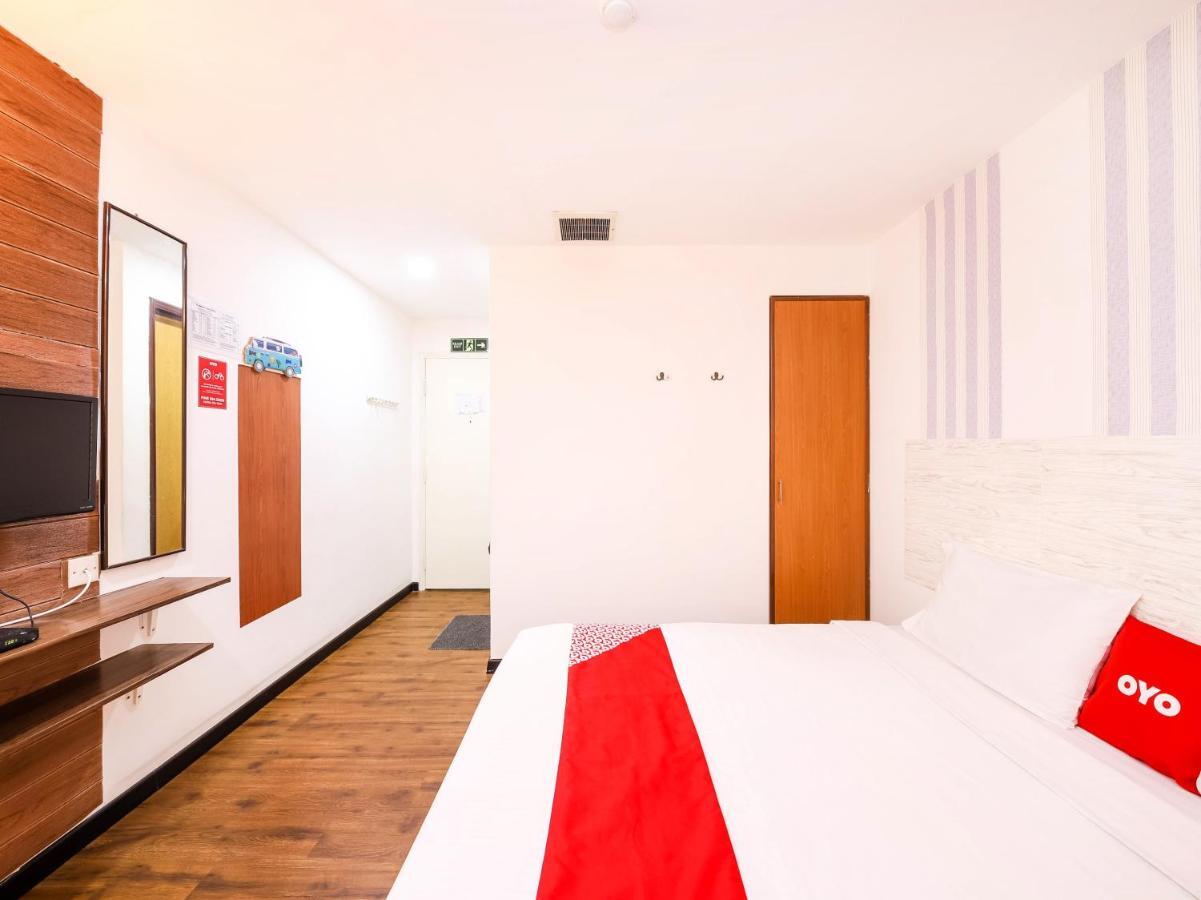 Oyo 43963 T Signature Hotel Petaling Jaya Exterior photo